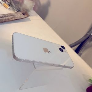Apple iPhone white iOS 15.6